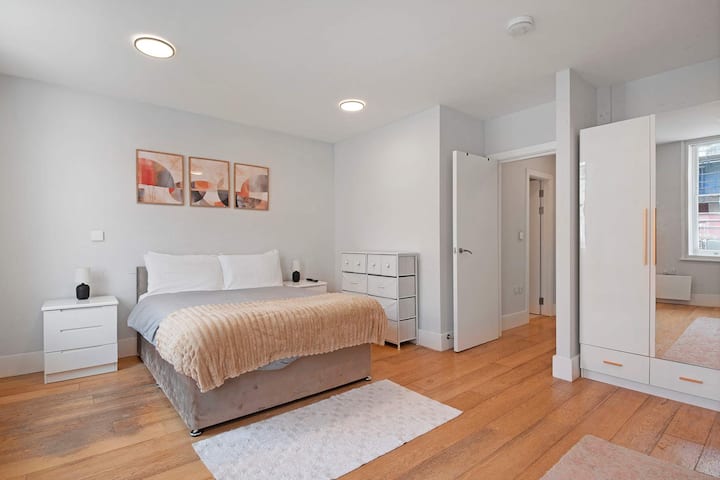Flat 2 52 Tottenham Court Road
