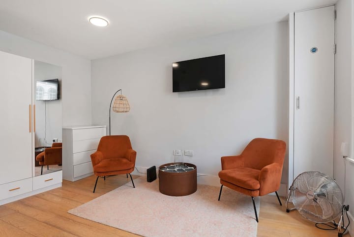 Flat 2 52 Tottenham Court Road, photo 3 of 5